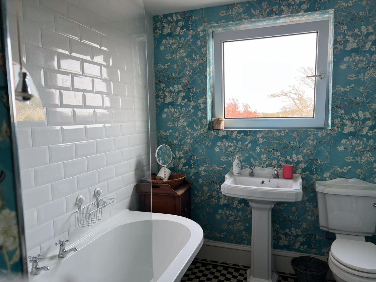 Unique Townhouse With Large Garden Down To The Sea Villa Killough Eksteriør billede